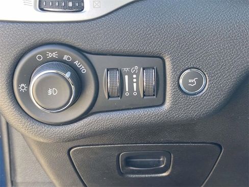 Used 2018 Jeep Cherokee Latitude Plus w/ Comfort/Convenience Group image 27