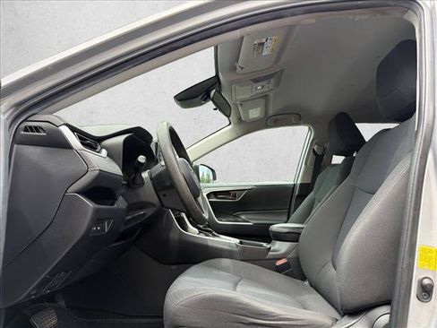 Used 2021 Toyota RAV4 LE AWD/4WD image 12