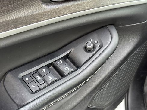 Used 2023 Jeep Grand Cherokee L Limited w/ Luxury Tech Group II image 22