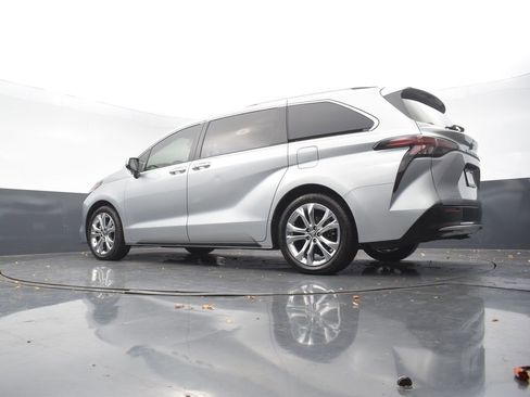 Used 2023 Toyota Sienna Platinum image 43