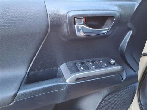 Used 2018 Toyota Tacoma TRD Off-Road image 8