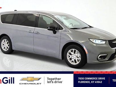Used 2025 Chrysler Pacifica Select