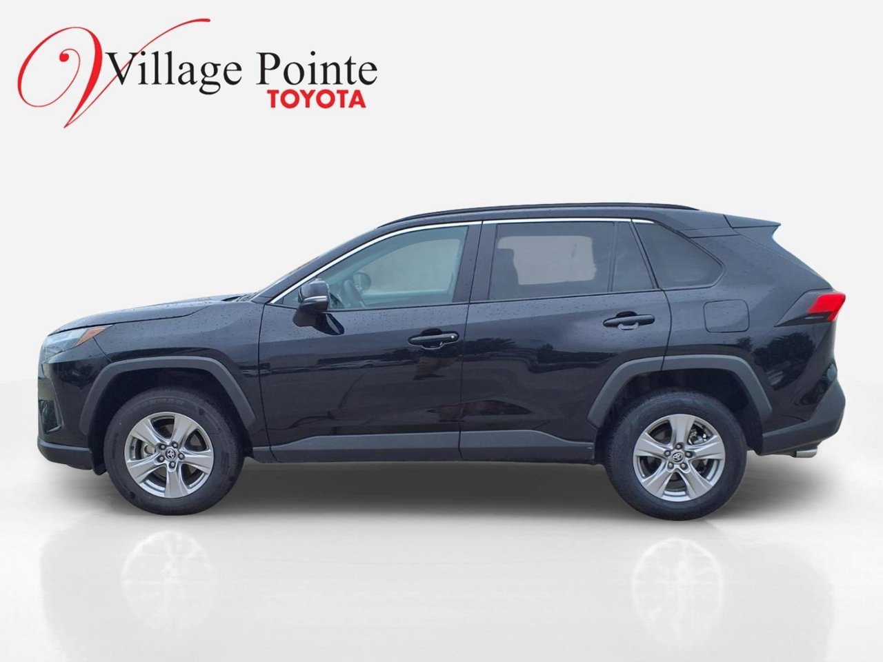 Used 2025 Toyota RAV4 XLE AWD/4WD image 2