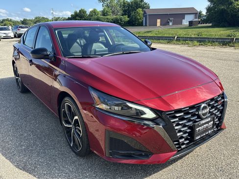 Used 2023 Nissan Altima 2.5 SR FWD image 1