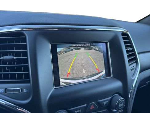 Used 2021 Jeep Grand Cherokee Laredo image 13