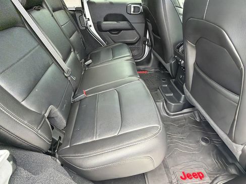 Used 2023 Jeep Wrangler Unlimited Sahara AWD/4WD image 15