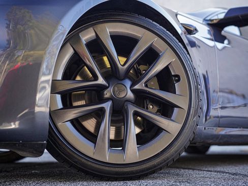 Used 2021 Tesla Model S Plaid image 18