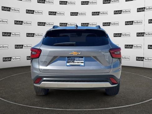 Used 2025 Chevrolet Trax LT w/ LT Convenience Package image 5