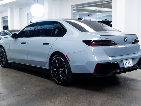 Used 2024 BMW 750e xDrive image 4