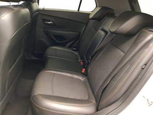 Used 2020 Chevrolet Trax LT w/ LT Convenience Package image 18