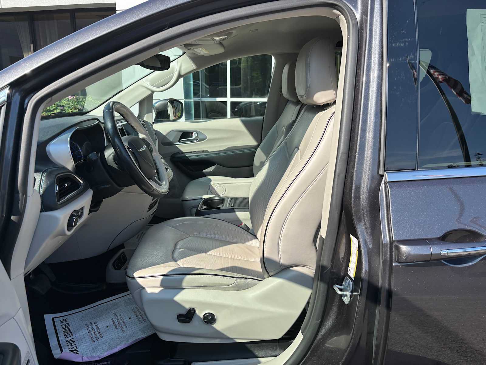 Used 2020 Chrysler Pacifica Limited w/ Advanced Safetytec Group FWD image 2