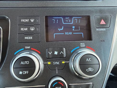 Used 2018 Toyota Sienna L w/ Carpet Mat Package image 42