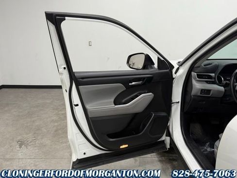 Used 2023 Toyota Highlander LE image 11