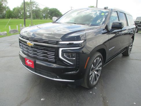 Used 2025 Chevrolet Suburban High Country AWD/4WD image 11