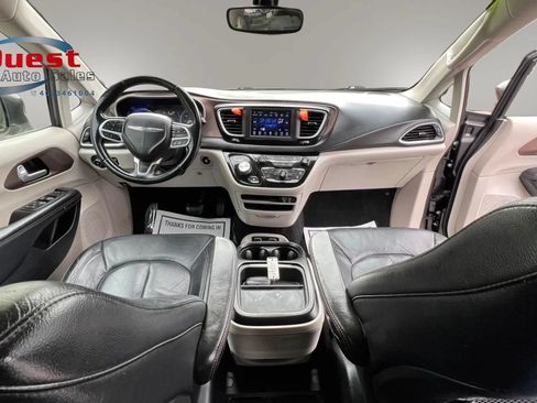 Used 2018 Chrysler Pacifica Touring-L FWD image 20