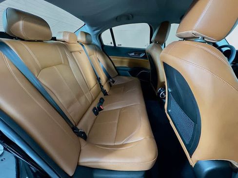 Used 2018 Alfa Romeo Giulia image 32