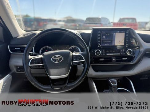 Used 2022 Toyota Highlander XLE image 12