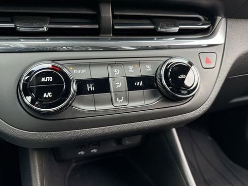 Used 2025 Buick Envista Preferred image 18