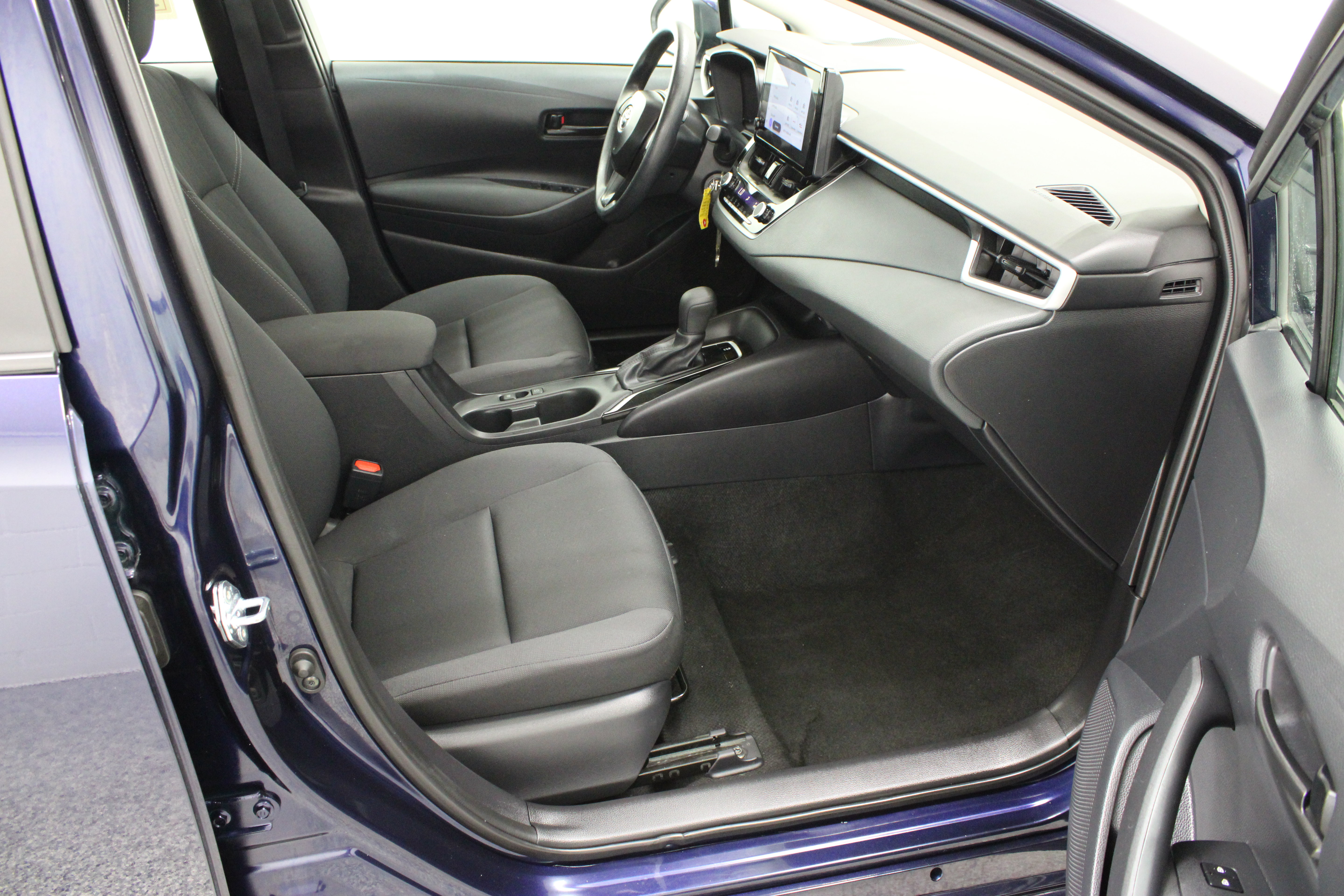 Used 2025 Toyota Corolla LE FWD image 32