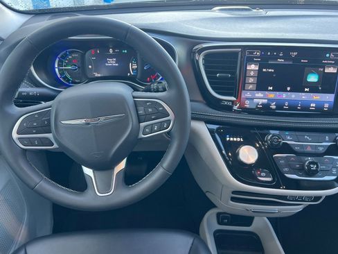 Used 2024 Chrysler Pacifica Select image 11