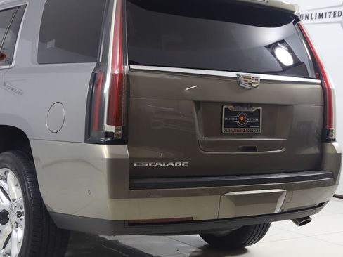 Used 2019 Cadillac Escalade Premium Luxury AWD/4WD image 25