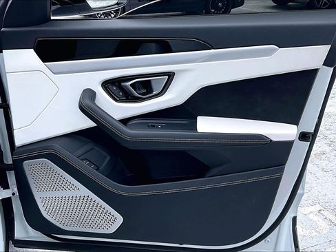 Used 2022 Lamborghini Urus image 22