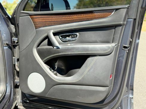 Used 2018 Bentley Bentayga Onyx Edition AWD/4WD image 29