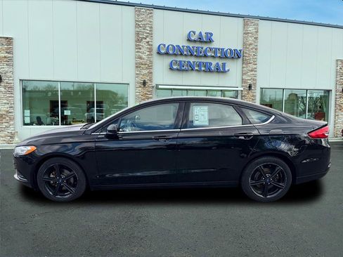 Used 2018 Ford Fusion SE w/ Fusion SE Technology Package image 2