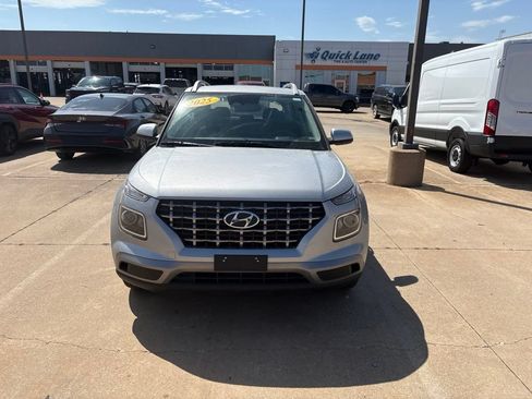 Used 2025 Hyundai Venue SEL FWD image 9