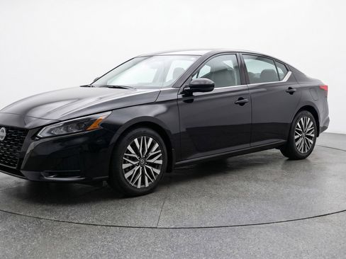 Used 2025 Nissan Altima 2.5 SV image 3