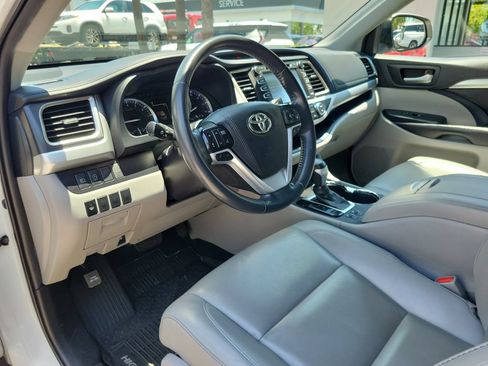 Used 2019 Toyota Highlander XLE AWD/4WD image 19