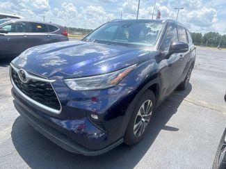 Used 2021 Toyota Highlander XLE FWD video 1