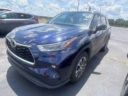 Used 2021 Toyota Highlander XLE FWD image 1