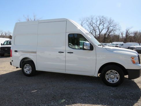 Used 2017 Nissan NV 3500 SV RWD image 32