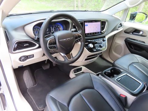 Used 2024 Chrysler Pacifica Touring-L FWD image 23