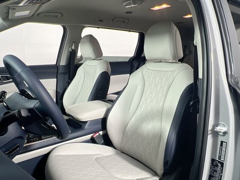 New 2026 Kia Carnival EX FWD image 12