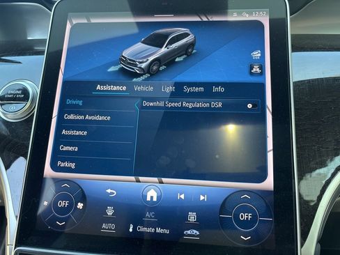 Used 2024 Mercedes-Benz GLC 300 4MATIC image 34