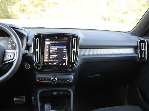 Used 2022 Volvo XC40 T5 R-Design w/ Advanced Package AWD/4WD image 32