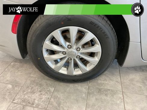 Used 2017 Chrysler Pacifica Touring-L FWD image 7