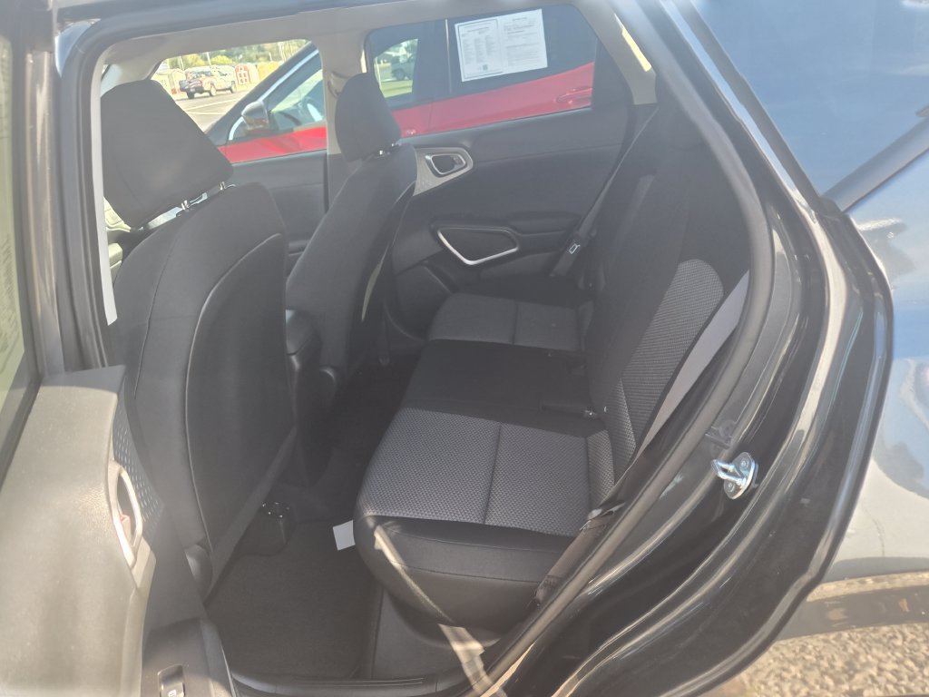 Used 2025 Kia Soul LX w/ LX Technology Package FWD image 8