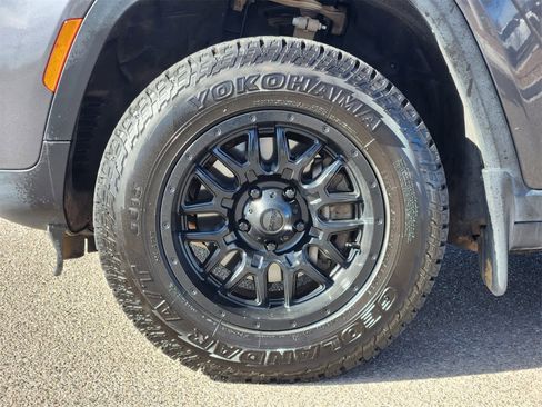 Used 2023 Jeep Grand Cherokee Altitude image 9