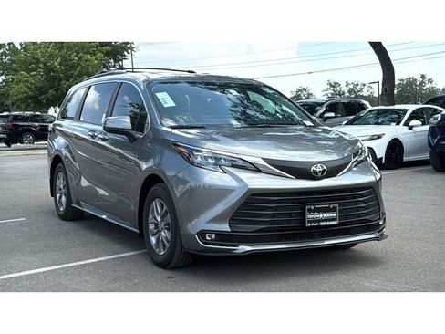 New 2026 Toyota Sienna XLE FWD image 3