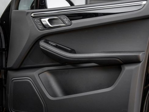 Certified 2024 Porsche Macan AWD/4WD image 42