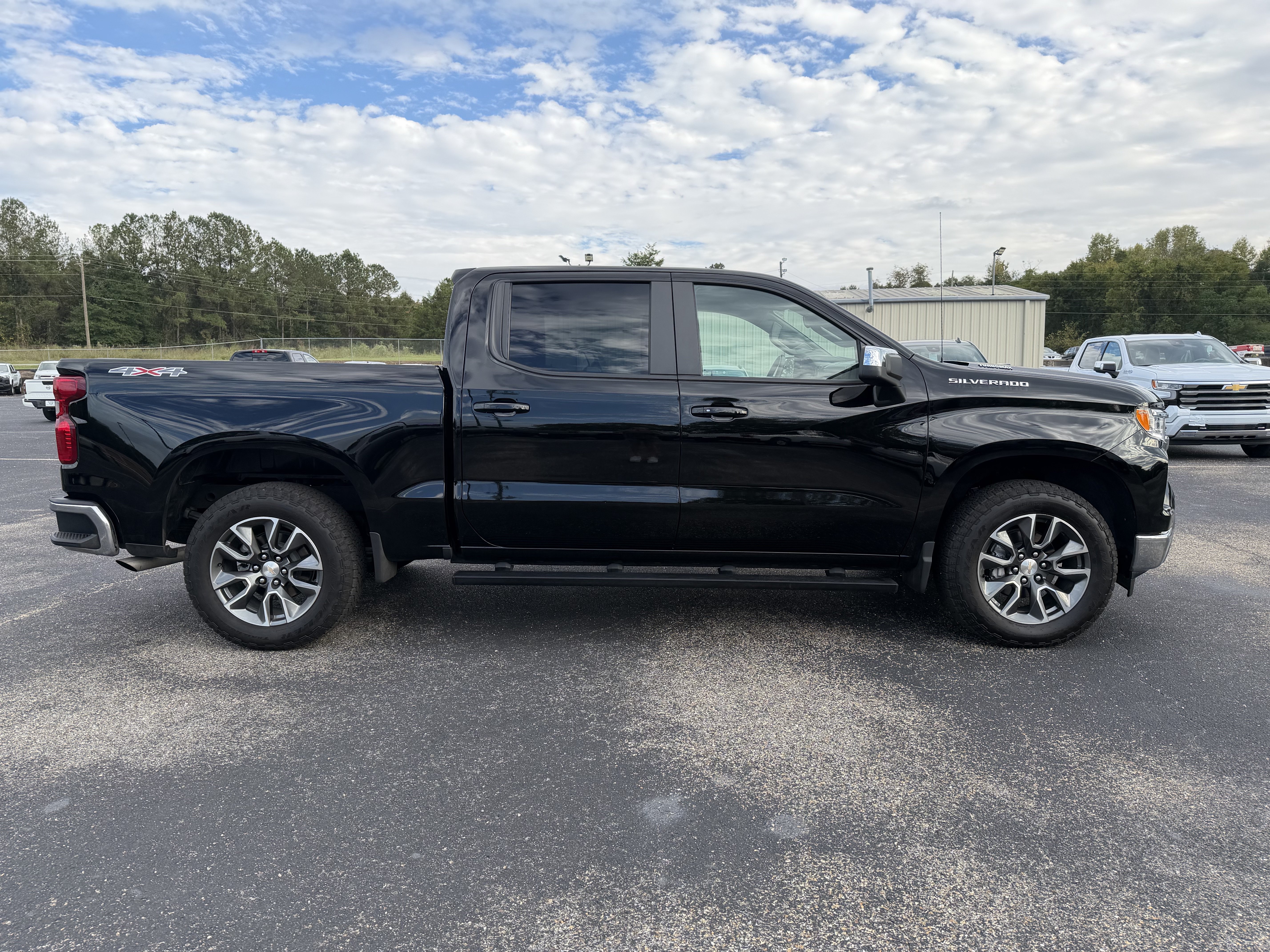 Used 2025 Chevrolet Silverado 1500 LT AWD/4WD image 5