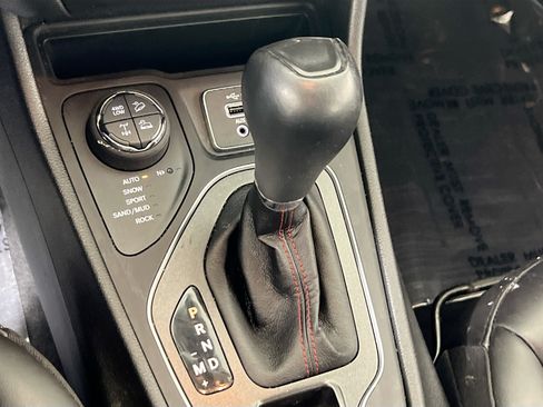 Used 2022 Jeep Cherokee Trailhawk AWD/4WD image 16