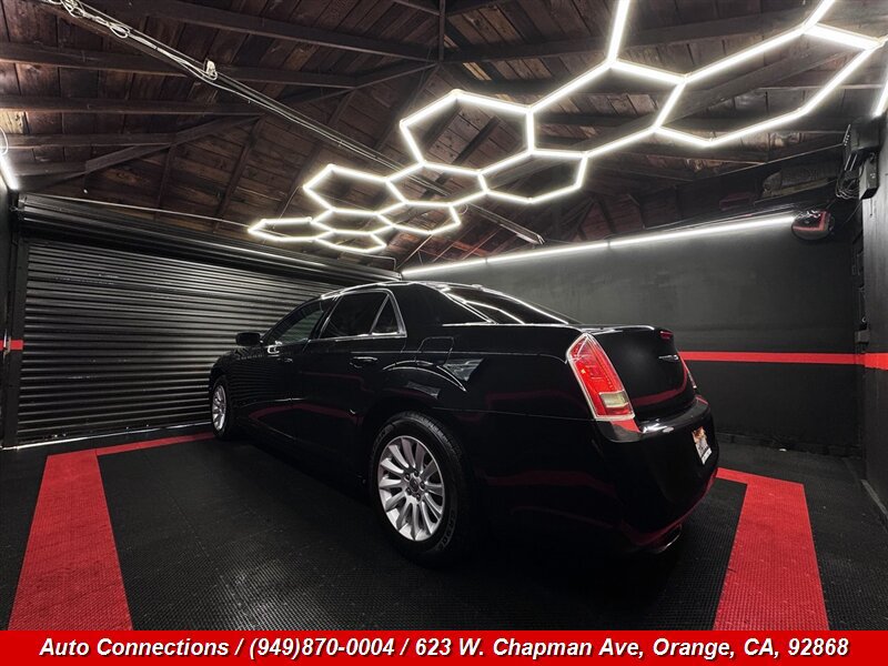 Used 2014 Chrysler 300 RWD image 4