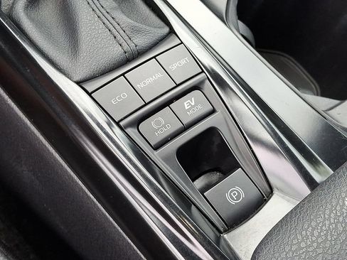 Used 2025 Toyota Camry SE FWD image 25