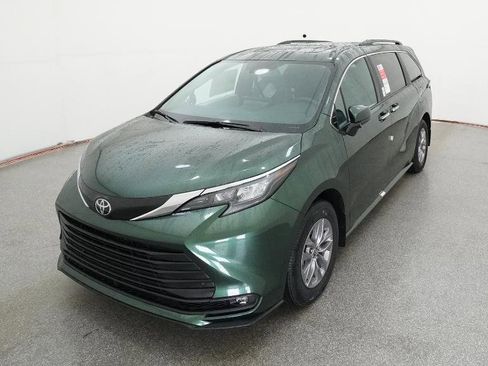 New 2026 Toyota Sienna XLE image 3