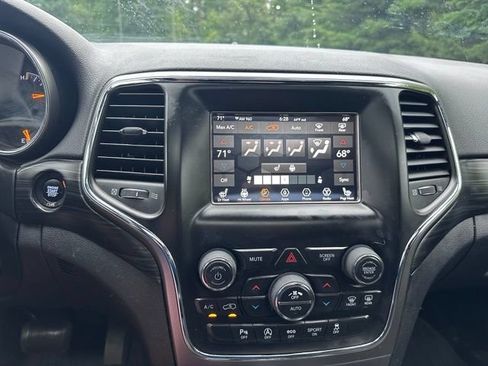 Used 2020 Jeep Grand Cherokee Laredo AWD/4WD image 14