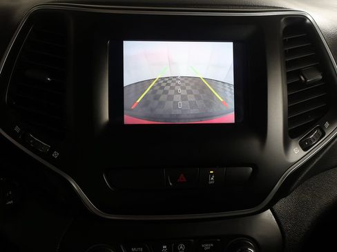 Used 2021 Jeep Cherokee Latitude FWD image 36